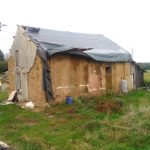 Grange en bauge. Pierre Terre, maçonnerie du bâti ancien, éco-construction basée à Sens de Bretagne en Ille-et-Vilaine (35). Elle intervient principalement sur une zone géographique s’étendant entre Rennes et son agglomération, Combourg, Fougères et Saint Aubin du Cormier. Travail sur la terre (bauge, torchis, adobes) ou la pierre, ainsi que sur les enduits et d'autres prestations telles que les complexes de sol (hérisson isolé et non isolé, dalle de chaux, chape et terre cuite.