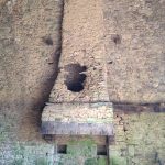 Conduit de cheminée éventré. Pierre Terre, maçonnerie du bâti ancien, éco-construction basée à Sens de Bretagne en Ille-et-Vilaine (35). Elle intervient principalement sur une zone géographique s’étendant entre Rennes et son agglomération, Combourg, Fougères et Saint Aubin du Cormier. Travail sur la terre (bauge, torchis, adobes) ou la pierre, ainsi que sur les enduits et d'autres prestations telles que les complexes de sol (hérisson isolé et non isolé, dalle de chaux, chape et terre cuite.