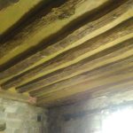 Enduit terre sur lattis. Pierre Terre, maçonnerie du bâti ancien, éco-construction basée à Sens de Bretagne en Ille-et-Vilaine (35). Elle intervient principalement sur une zone géographique s’étendant entre Rennes et son agglomération, Combourg, Fougères et Saint Aubin du Cormier. Travail sur la terre (bauge, torchis, adobes) ou la pierre, ainsi que sur les enduits et d'autres prestations telles que les complexes de sol (hérisson isolé et non isolé, dalle de chaux, chape et terre cuite.