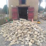 Tas de cailloux. Pierre Terre, maçonnerie du bâti ancien, éco-construction basée à Sens de Bretagne en Ille-et-Vilaine (35). Elle intervient principalement sur une zone géographique s’étendant entre Rennes et son agglomération, Combourg, Fougères et Saint Aubin du Cormier. Travail sur la terre (bauge, torchis, adobes) ou la pierre, ainsi que sur les enduits et d'autres prestations telles que les complexes de sol (hérisson isolé et non isolé, dalle de chaux, chape et terre cuite.