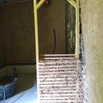 Cloison occultante avec remplissage paille. Pierre Terre, maçonnerie du bâti ancien, éco-construction basée à Sens de Bretagne en Ille-et-Vilaine (35). Elle intervient principalement sur une zone géographique s’étendant entre Rennes et son agglomération, Combourg, Fougères et Saint Aubin du Cormier. Travail sur la terre (bauge, torchis, adobes) ou la pierre, ainsi que sur les enduits et d'autres prestations telles que les complexes de sol (hérisson isolé et non isolé, dalle de chaux, chape et terre cuite.