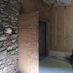 Cloison occultante avec remplissage paille. Pierre Terre, maçonnerie du bâti ancien, éco-construction basée à Sens de Bretagne en Ille-et-Vilaine (35). Elle intervient principalement sur une zone géographique s’étendant entre Rennes et son agglomération, Combourg, Fougères et Saint Aubin du Cormier. Travail sur la terre (bauge, torchis, adobes) ou la pierre, ainsi que sur les enduits et d'autres prestations telles que les complexes de sol (hérisson isolé et non isolé, dalle de chaux, chape et terre cuite.