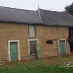 Maison terre abîmée. Pierre Terre, maçonnerie du bâti ancien, éco-construction basée à Sens de Bretagne en Ille-et-Vilaine (35). Elle intervient principalement sur une zone géographique s’étendant entre Rennes et son agglomération, Combourg, Fougères et Saint Aubin du Cormier. Travail sur la terre (bauge, torchis, adobes) ou la pierre, ainsi que sur les enduits et d'autres prestations telles que les complexes de sol (hérisson isolé et non isolé, dalle de chaux, chape et terre cuite.