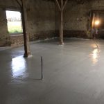 Dalle de chaux. Pierre Terre, maçonnerie du bâti ancien, éco-construction basée à Sens de Bretagne en Ille-et-Vilaine (35). Elle intervient principalement sur une zone géographique s’étendant entre Rennes et son agglomération, Combourg, Fougères et Saint Aubin du Cormier. Travail sur la terre (bauge, torchis, adobes) ou la pierre, ainsi que sur les enduits et d'autres prestations telles que les complexes de sol (hérisson isolé et non isolé, dalle de chaux, chape et terre cuite.