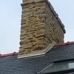 Cheminée souche malade. Pierre Terre, maçonnerie du bâti ancien, éco-construction basée à Sens de Bretagne en Ille-et-Vilaine (35). Elle intervient principalement sur une zone géographique s’étendant entre Rennes et son agglomération, Combourg, Fougères et Saint Aubin du Cormier. Travail sur la terre (bauge, torchis, adobes) ou la pierre, ainsi que sur les enduits et d'autres prestations telles que les complexes de sol (hérisson isolé et non isolé, dalle de chaux, chape et terre cuite.
