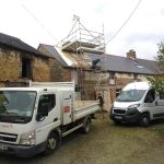 Echafaudage devant maison en terre. Pierre Terre, maçonnerie du bâti ancien, éco-construction basée à Sens de Bretagne en Ille-et-Vilaine (35). Elle intervient principalement sur une zone géographique s’étendant entre Rennes et son agglomération, Combourg, Fougères et Saint Aubin du Cormier. Travail sur la terre (bauge, torchis, adobes) ou la pierre, ainsi que sur les enduits et d'autres prestations telles que les complexes de sol (hérisson isolé et non isolé, dalle de chaux, chape et terre cuite.