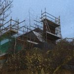 Echafaudage pour démontage cheminée. Pierre Terre, maçonnerie du bâti ancien, éco-construction basée à Sens de Bretagne en Ille-et-Vilaine (35). Elle intervient principalement sur une zone géographique s’étendant entre Rennes et son agglomération, Combourg, Fougères et Saint Aubin du Cormier. Travail sur la terre (bauge, torchis, adobes) ou la pierre, ainsi que sur les enduits et d'autres prestations telles que les complexes de sol (hérisson isolé et non isolé, dalle de chaux, chape et terre cuite.