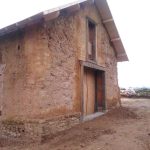Double carrée bois. Pierre Terre, maçonnerie du bâti ancien, éco-construction basée à Sens de Bretagne en Ille-et-Vilaine (35). Elle intervient principalement sur une zone géographique s’étendant entre Rennes et son agglomération, Combourg, Fougères et Saint Aubin du Cormier. Travail sur la terre (bauge, torchis, adobes) ou la pierre, ainsi que sur les enduits et d'autres prestations telles que les complexes de sol (hérisson isolé et non isolé, dalle de chaux, chape et terre cuite.