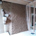 Enduit de correction thermique terre paille. Pierre Terre, maçonnerie du bâti ancien, éco-construction basée à Sens de Bretagne en Ille-et-Vilaine (35). Elle intervient principalement sur une zone géographique s’étendant entre Rennes et son agglomération, Combourg, Fougères et Saint Aubin du Cormier. Travail sur la terre (bauge, torchis, adobes) ou la pierre, ainsi que sur les enduits et d'autres prestations telles que les complexes de sol (hérisson isolé et non isolé, dalle de chaux, chape et terre cuite.