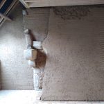 Enduit de correction thermique terre paille. Pierre Terre, maçonnerie du bâti ancien, éco-construction basée à Sens de Bretagne en Ille-et-Vilaine (35). Elle intervient principalement sur une zone géographique s’étendant entre Rennes et son agglomération, Combourg, Fougères et Saint Aubin du Cormier. Travail sur la terre (bauge, torchis, adobes) ou la pierre, ainsi que sur les enduits et d'autres prestations telles que les complexes de sol (hérisson isolé et non isolé, dalle de chaux, chape et terre cuite.