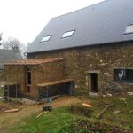 Enduit terre sur bottes de paille. Pierre Terre, maçonnerie du bâti ancien, éco-construction basée à Sens de Bretagne en Ille-et-Vilaine (35). Elle intervient principalement sur une zone géographique s’étendant entre Rennes et son agglomération, Combourg, Fougères et Saint Aubin du Cormier. Travail sur la terre (bauge, torchis, adobes) ou la pierre, ainsi que sur les enduits et d'autres prestations telles que les complexes de sol (hérisson isolé et non isolé, dalle de chaux, chape et terre cuite.