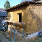 Enduit terre sur bottes de paille. Pierre Terre, maçonnerie du bâti ancien, éco-construction basée à Sens de Bretagne en Ille-et-Vilaine (35). Elle intervient principalement sur une zone géographique s’étendant entre Rennes et son agglomération, Combourg, Fougères et Saint Aubin du Cormier. Travail sur la terre (bauge, torchis, adobes) ou la pierre, ainsi que sur les enduits et d'autres prestations telles que les complexes de sol (hérisson isolé et non isolé, dalle de chaux, chape et terre cuite.