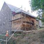 Corps d'enduit terre sur extension en bottes de paille Echafaudage devant maison en terre. Pierre Terre, maçonnerie du bâti ancien, éco-construction basée à Sens de Bretagne en Ille-et-Vilaine (35). Elle intervient principalement sur une zone géographique s’étendant entre Rennes et son agglomération, Combourg, Fougères et Saint Aubin du Cormier. Travail sur la terre (bauge, torchis, adobes) ou la pierre, ainsi que sur les enduits et d'autres prestations telles que les complexes de sol (hérisson isolé et non isolé, dalle de chaux, chape et terre cuite.