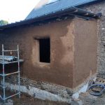 Enduit terre sur bottes de paille. Pierre Terre, maçonnerie du bâti ancien, éco-construction basée à Sens de Bretagne en Ille-et-Vilaine (35). Elle intervient principalement sur une zone géographique s’étendant entre Rennes et son agglomération, Combourg, Fougères et Saint Aubin du Cormier. Travail sur la terre (bauge, torchis, adobes) ou la pierre, ainsi que sur les enduits et d'autres prestations telles que les complexes de sol (hérisson isolé et non isolé, dalle de chaux, chape et terre cuite.