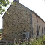 Façade maison pierres. Pierre Terre, maçonnerie du bâti ancien, éco-construction basée à Sens de Bretagne en Ille-et-Vilaine (35). Elle intervient principalement sur une zone géographique s’étendant entre Rennes et son agglomération, Combourg, Fougères et Saint Aubin du Cormier. Travail sur la terre (bauge, torchis, adobes) ou la pierre, ainsi que sur les enduits et d'autres prestations telles que les complexes de sol (hérisson isolé et non isolé, dalle de chaux, chape et terre cuite.