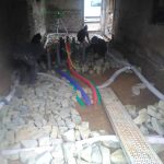 Passe de cailloux et drain de ventilation. Pierre Terre, maçonnerie du bâti ancien, éco-construction basée à Sens de Bretagne en Ille-et-Vilaine (35). Elle intervient principalement sur une zone géographique s’étendant entre Rennes et son agglomération, Combourg, Fougères et Saint Aubin du Cormier. Travail sur la terre (bauge, torchis, adobes) ou la pierre, ainsi que sur les enduits et d'autres prestations telles que les complexes de sol (hérisson isolé et non isolé, dalle de chaux, chape et terre cuite.