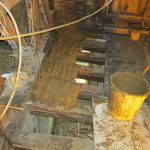 Quenouilles sur solivage bois. Pierre Terre, maçonnerie du bâti ancien, éco-construction basée à Sens de Bretagne en Ille-et-Vilaine (35). Elle intervient principalement sur une zone géographique s’étendant entre Rennes et son agglomération, Combourg, Fougères et Saint Aubin du Cormier. Travail sur la terre (bauge, torchis, adobes) ou la pierre, ainsi que sur les enduits et d'autres prestations telles que les complexes de sol (hérisson isolé et non isolé, dalle de chaux, chape et terre cuite.