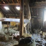 Quenouilles sur solivage bois. Pierre Terre, maçonnerie du bâti ancien, éco-construction basée à Sens de Bretagne en Ille-et-Vilaine (35). Elle intervient principalement sur une zone géographique s’étendant entre Rennes et son agglomération, Combourg, Fougères et Saint Aubin du Cormier. Travail sur la terre (bauge, torchis, adobes) ou la pierre, ainsi que sur les enduits et d'autres prestations telles que les complexes de sol (hérisson isolé et non isolé, dalle de chaux, chape et terre cuite.