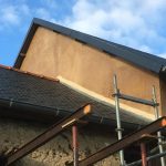 Ravalement sur bauge. Pierre Terre, maçonnerie du bâti ancien, éco-construction basée à Sens de Bretagne en Ille-et-Vilaine (35). Elle intervient principalement sur une zone géographique s’étendant entre Rennes et son agglomération, Combourg, Fougères et Saint Aubin du Cormier. Travail sur la terre (bauge, torchis, adobes) ou la pierre, ainsi que sur les enduits et d'autres prestations telles que les complexes de sol (hérisson isolé et non isolé, dalle de chaux, chape et terre cuite.