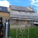 Echafaudage devant maison terre. Pierre Terre, maçonnerie du bâti ancien, éco-construction basée à Sens de Bretagne en Ille-et-Vilaine (35). Elle intervient principalement sur une zone géographique s’étendant entre Rennes et son agglomération, Combourg, Fougères et Saint Aubin du Cormier. Travail sur la terre (bauge, torchis, adobes) ou la pierre, ainsi que sur les enduits et d'autres prestations telles que les complexes de sol (hérisson isolé et non isolé, dalle de chaux, chape et terre cuite.