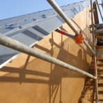 Ravalement sur bauge. Pierre Terre, maçonnerie du bâti ancien, éco-construction basée à Sens de Bretagne en Ille-et-Vilaine (35). Elle intervient principalement sur une zone géographique s’étendant entre Rennes et son agglomération, Combourg, Fougères et Saint Aubin du Cormier. Travail sur la terre (bauge, torchis, adobes) ou la pierre, ainsi que sur les enduits et d'autres prestations telles que les complexes de sol (hérisson isolé et non isolé, dalle de chaux, chape et terre cuite.