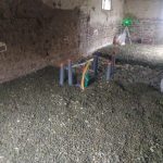 Seconde passe de cailloux. Pierre Terre, maçonnerie du bâti ancien, éco-construction basée à Sens de Bretagne en Ille-et-Vilaine (35). Elle intervient principalement sur une zone géographique s’étendant entre Rennes et son agglomération, Combourg, Fougères et Saint Aubin du Cormier. Travail sur la terre (bauge, torchis, adobes) ou la pierre, ainsi que sur les enduits et d'autres prestations telles que les complexes de sol (hérisson isolé et non isolé, dalle de chaux, chape et terre cuite.