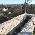Souche de cheminée. Pierre Terre, maçonnerie du bâti ancien, éco-construction basée à Sens de Bretagne en Ille-et-Vilaine (35). Elle intervient principalement sur une zone géographique s’étendant entre Rennes et son agglomération, Combourg, Fougères et Saint Aubin du Cormier. Travail sur la terre (bauge, torchis, adobes) ou la pierre, ainsi que sur les enduits et d'autres prestations telles que les complexes de sol (hérisson isolé et non isolé, dalle de chaux, chape et terre cuite.