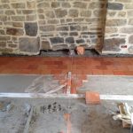 Terres cuites sur chape de chaux. Pierre Terre, maçonnerie du bâti ancien, éco-construction basée à Sens de Bretagne en Ille-et-Vilaine (35). Elle intervient principalement sur une zone géographique s’étendant entre Rennes et son agglomération, Combourg, Fougères et Saint Aubin du Cormier. Travail sur la terre (bauge, torchis, adobes) ou la pierre, ainsi que sur les enduits et d'autres prestations telles que les complexes de sol (hérisson isolé et non isolé, dalle de chaux, chape et terre cuite.
