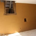 Finition terre sur corps d'enduit terre paille