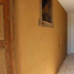 Finition terre sur corps d'enduit terre paille