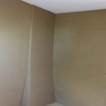 Finition terre sur corps d'enduit terre paille