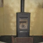 Poêle devant mur en terre. Pierre Terre, maçonnerie du bâti ancien, éco-construction basée à Sens de Bretagne en Ille-et-Vilaine (35). Elle intervient principalement sur une zone géographique s’étendant entre Rennes et son agglomération, Combourg, Fougères et Saint Aubin du Cormier. Travail sur la terre (bauge, torchis, adobes) ou la pierre, ainsi que sur les enduits et d'autres prestations telles que les complexes de sol (hérisson isolé et non isolé, dalle de chaux, chape et terre cuite.