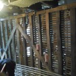 Rempli terre chanvre sur pan de bois. Pierre Terre, maçonnerie du bâti ancien, éco-construction basée à Sens de Bretagne en Ille-et-Vilaine (35). Elle intervient principalement sur une zone géographique s’étendant entre Rennes et son agglomération, Combourg, Fougères et Saint Aubin du Cormier. Travail sur la terre (bauge, torchis, adobes) ou la pierre, ainsi que sur les enduits et d'autres prestations telles que les complexes de sol (hérisson isolé et non isolé, dalle de chaux, chape et terre cuite.