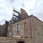 Ravalement maison Rennes . Reprise de souches de cheminée, désordres, briques, mortier chaux, Pierre Terre maçonnerie