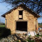 Ouverture double carrée bois, bâti en bauge, Pierre Terre maçonnerie