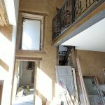 Dégrossi en attente de sa finition terre Dégrossi terre paille sur maçonnerie de pierre