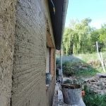 Dégrossi en attente de sa finition terre Dégrossi en attente de sa finition terre, support ossature bois et lattis de châtaignier