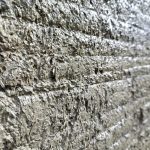 Dégrossi en attente de sa finition terre, support ossature bois et lattis de châtaignier Dégrossi en attente de sa finition terre, support ossature bois et lattis de châtaignier