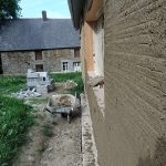 Dégrossi en attente de sa finition terre, support ossature bois et lattis de châtaignier Dégrossi en attente de sa finition terre, support ossature bois et lattis de châtaignier