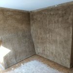 Dégrossi intérieur en attente de sa finition terre sur cloison ossature bois et remplissage terre paille Dégrossi intérieur en attente de sa finition terre sur cloison ossature bois et remplissage terre paille