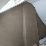 Dégrossi intérieur en terre paille pour un rendu lissé et brut Dégrossi intérieur en terre paille pour un rendu lissé et brut