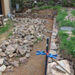 Muret en pierre sèche pour future terrasse