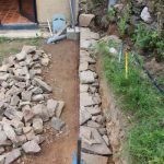 Muret en pierre sèche pour future terrasse