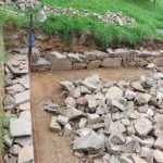 Muret en pierre sèche pour future terrasse