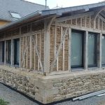 Remplissage terre paille avec lattis de châtaignier en attente d'être enduit